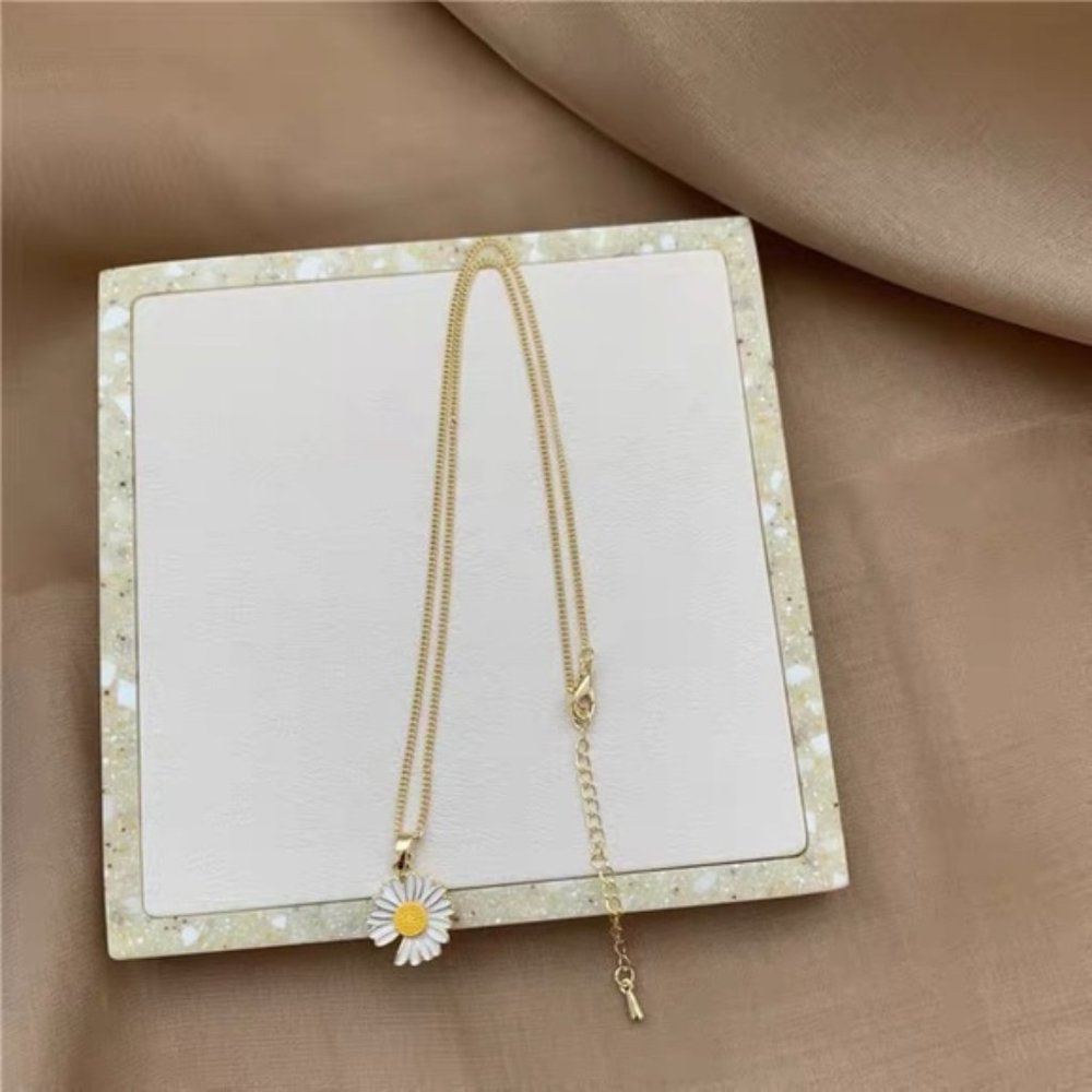 last one⚡️😊💗Daisy Charm Necklace Enamel Daisy - Picture 6 of 7